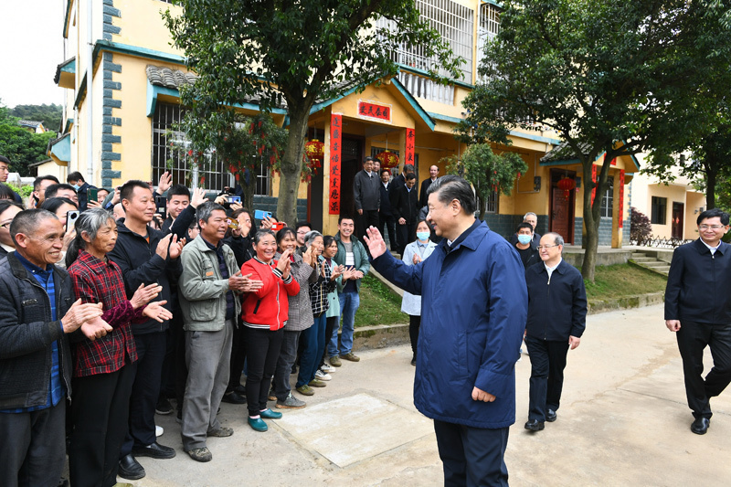 2021年4月25日，習(xí)近平總書(shū)記在廣西桂林市全州縣才灣鎮(zhèn)毛竹山村考察時(shí)，同鄉(xiāng)親們親切交流。新華社記者 謝環(huán)馳 攝.jpg?x-oss-process=style/w10