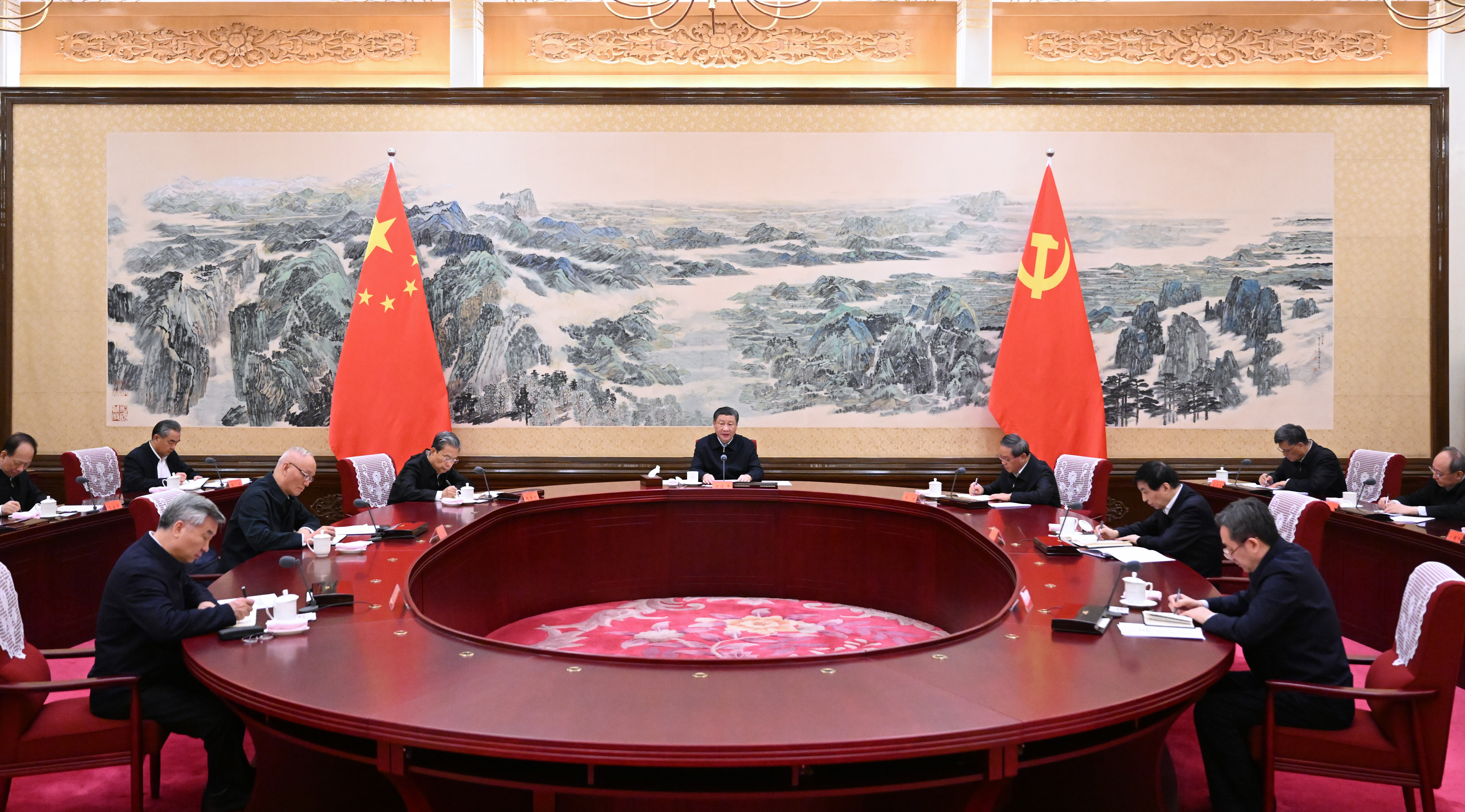 2023年12月21日至22日，中共中央政治局召開學習貫徹習近平新時代中國特色社會主義思想主題教育專題民主生活會，中共中央總書記習近平主持會議并發(fā)表重要講話。