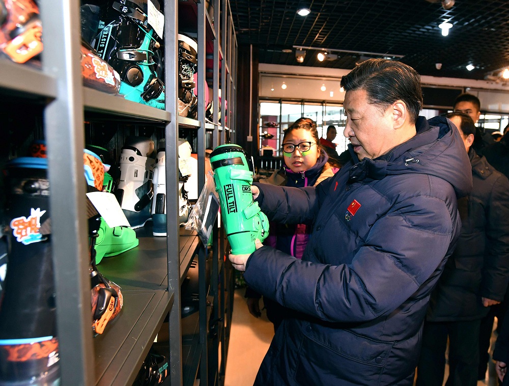 2017年1月23日，習(xí)近平總書記在河北省張家口市云頂滑雪場(chǎng)雪具大廳了解各式雪具的不同功用。